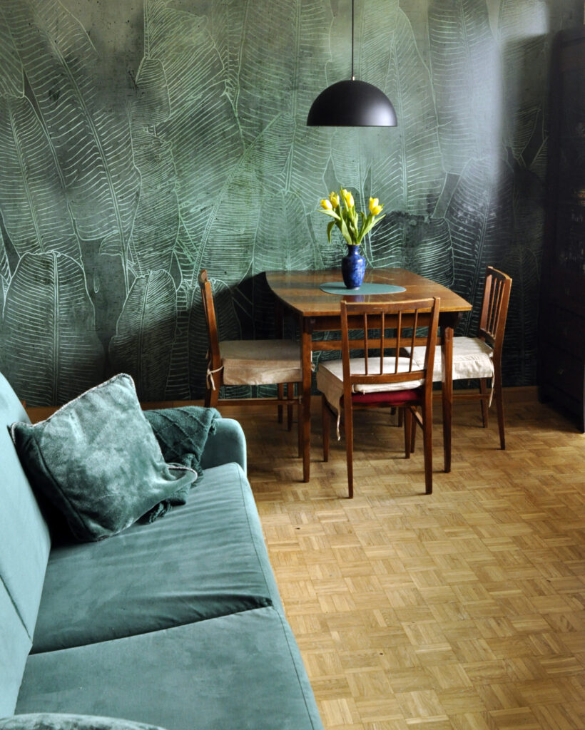 Salon z zielona tapetą w liście bananowca, meble vintage