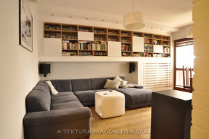 Salon z zabudową na książki i płyty