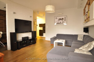 Salon ze ścianką TV z białej cegły