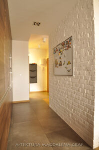 Ścianka z białej cegły, projekt mieszkania