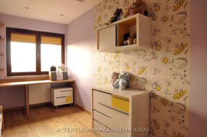 Pokój dla dziewczynki, fioletowo-żółty