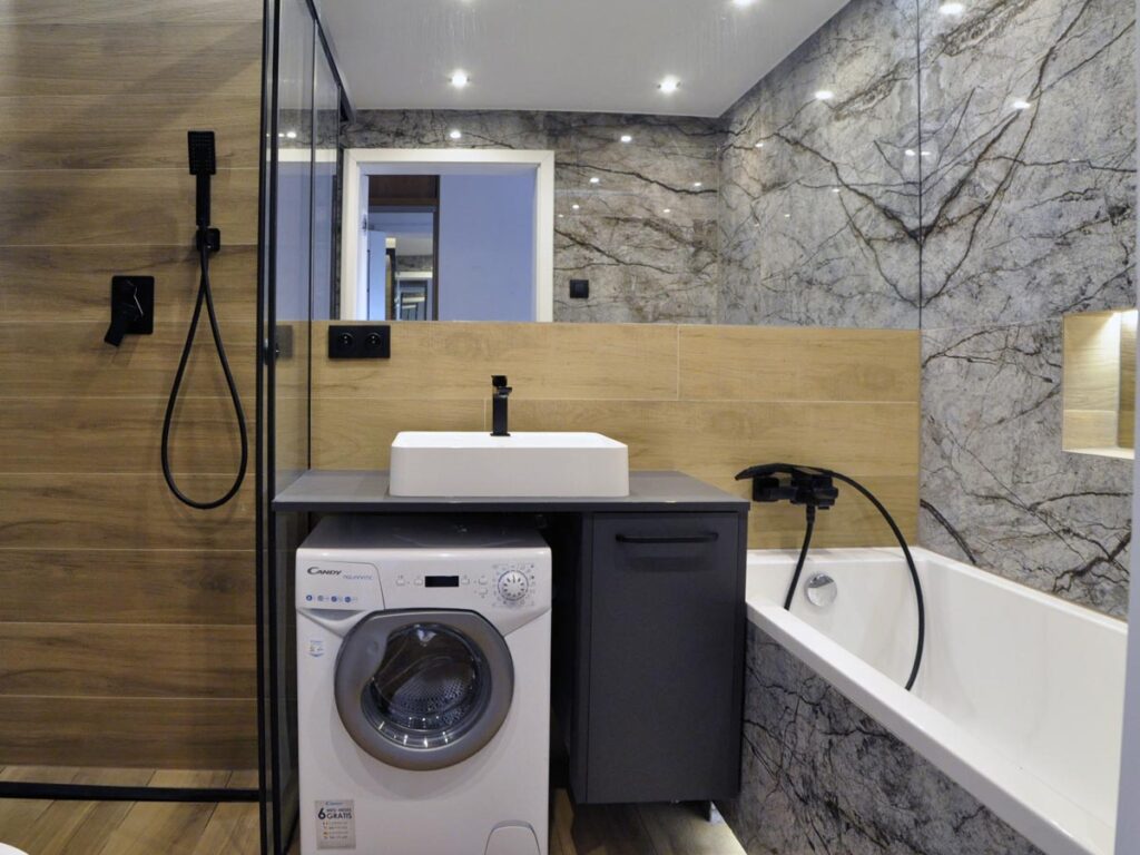 Łazienka dla singla marmur i drwno